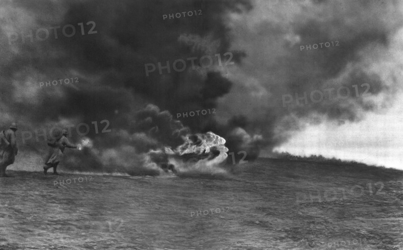 'Ce que L'ennemi a Voulu; La <<Guerre du Feu>>: une attaque a l'aide de Lance-Flammes', 1917. Creator: Unknown.
