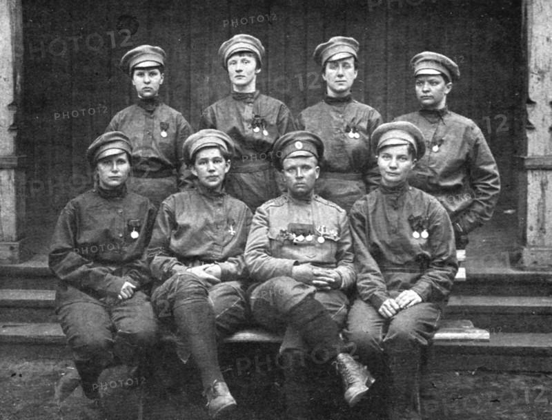 'Les Soubresauts de la Russie; L'etat-major du bataillon feminin: au centre, Mme Botchkareva...1917. Creator: Unknown.