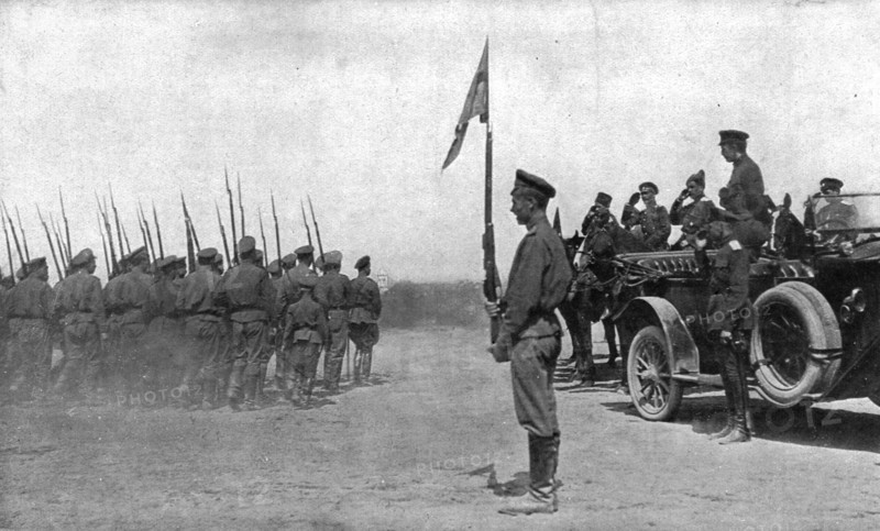 'Les Soubresauts de la Russie; Avant l'offensive russe de juillet 1917: des troupes defilent...1917. Creator: Unknown.