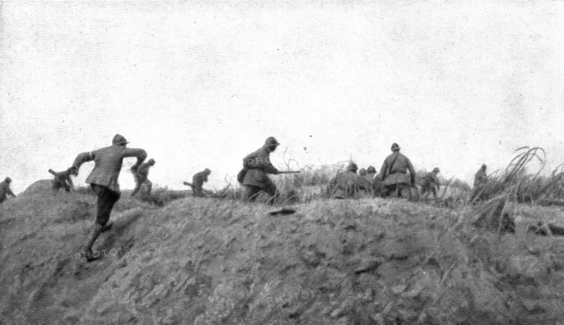 How to make a surprise attack; Departure: in the foreground, seen from behind..., 1917. Creator: Unknown.
