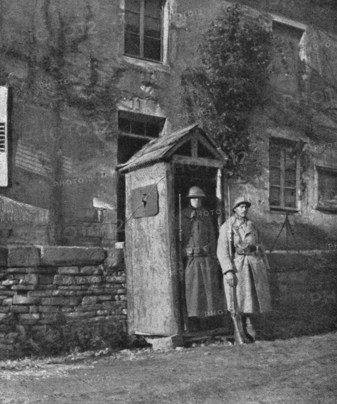Hours of Victory; American sentry and French sentry at the entrance to a village..., 1917. Creator: Unknown.