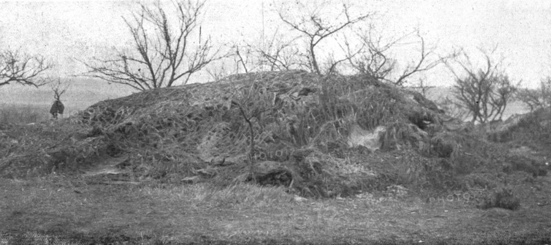 'Les Americains en Ligne; Le savant camouflage d'une piece de 75 appartenant a une..., 1917. Creator: Unknown.