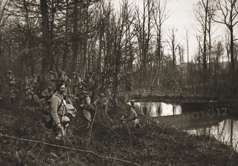 'Dans la Bataille; La protection de la voie ferree Amiens-Paris: un section d'infanterie..., 1918. Creator: Unknown.