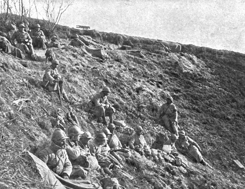 'Dans la Bataille; Entre deux engagements, des elements d'infanterie reprennent haleine..., 1918. Creator: Unknown.