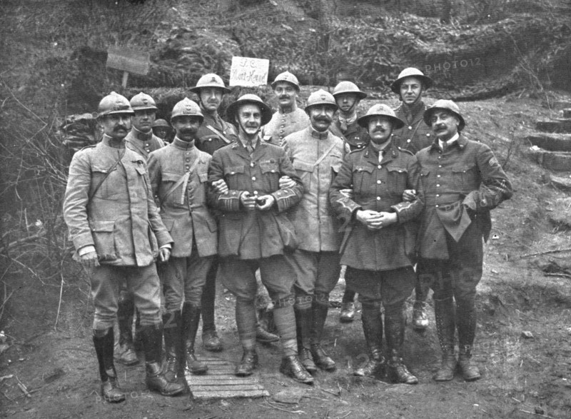 'L'offensive ennemie dans les Flandres; Fraternite d'armes, sur le mont Kemmel: un colonel..., 1918. Creator: Unknown.