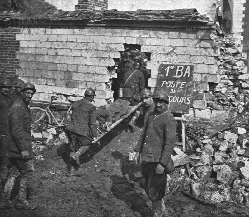 'Dans la bataille; un poste de secours dans la region de Moreuil', 1918. Creator: Unknown.