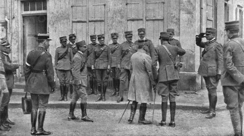 'Dans la bataille; presentation au general Franchet d'Esperey de l'etat-major du corps..., 1918. Creator: Unknown.