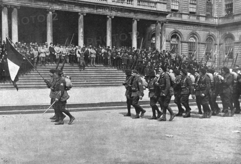 'Les alpins francais aux etsts-unis; devant le perron de l'Hotel de Ville de Brooklyn..., 1918. Creator: Unknown.