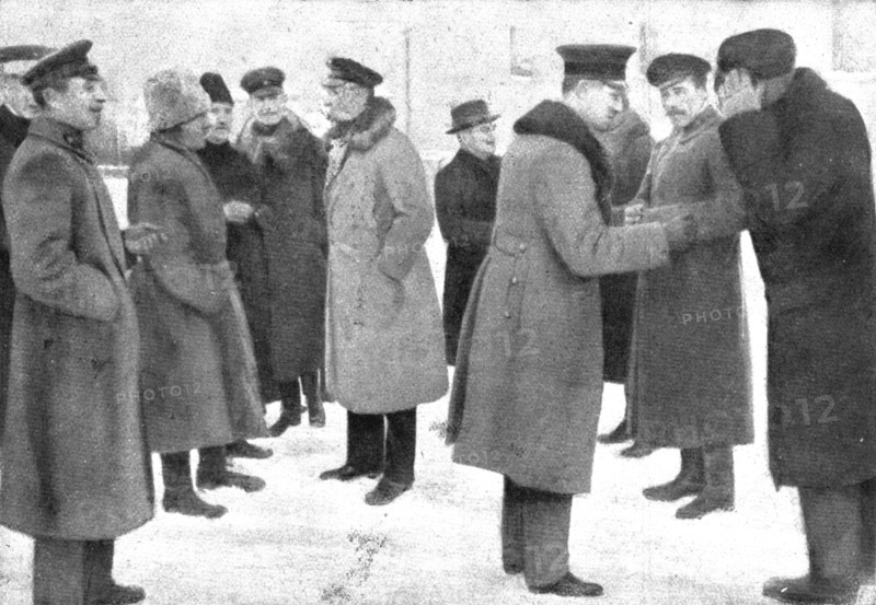 'La paix des Bolcheviks; les delegues de l'Ukraine independante s'entretenant avec des..., 1918. Creator: Unknown.
