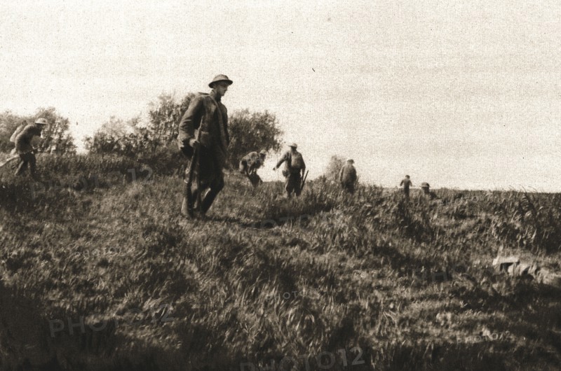 'Dans le bataille; les troupes americaines entrant dans le combat, le 4 juin 1918, au Nord..., 1918. Creator: Unknown.