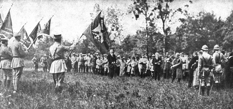 'Parmi les soldats de l'entente; la remise des drapeaux offerts par Paris, Nancy, Belfort..., 1918. Creator: Unknown.