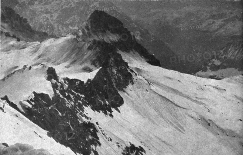 'Sur le front Italien; Les pentes des monts Presana et Zigolone, don’t les sommets..., 1918. Creator: Unknown.