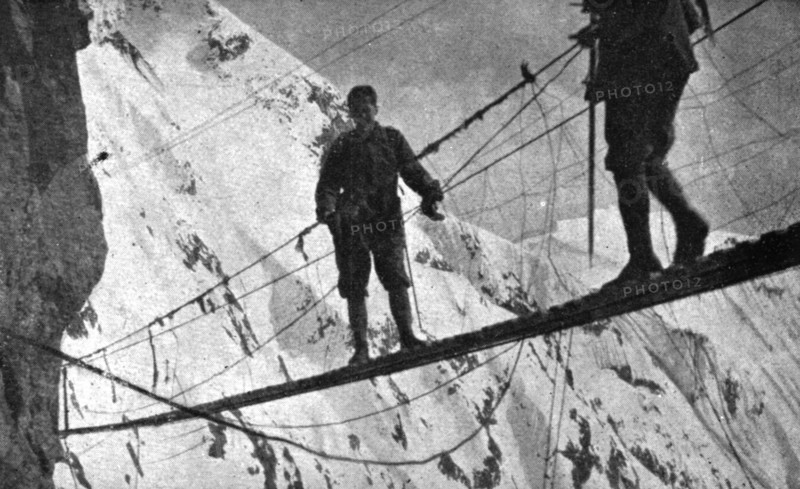 'Sur le front Italien; une passerelle a 3,000 metres d'altitude', 1918. Creator: Unknown.