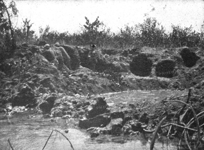 'Victoire Italienne; sur le bord de la Piave, des bersagliers reorganisent une position..., 1918. Creator: Unknown.