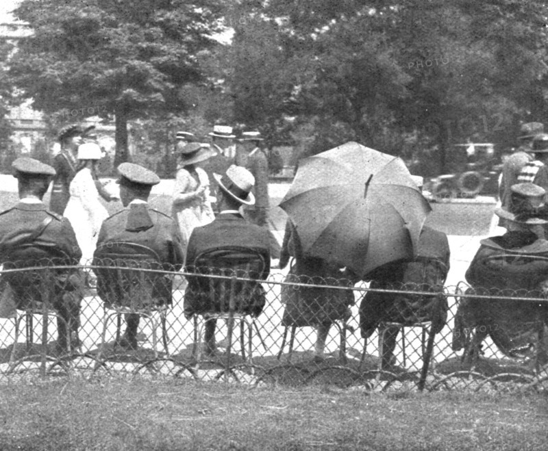'Paris pendant la "Bataille de Paris"; le trottoir de l'avenue du Bois', 1918. Creator: Unknown.