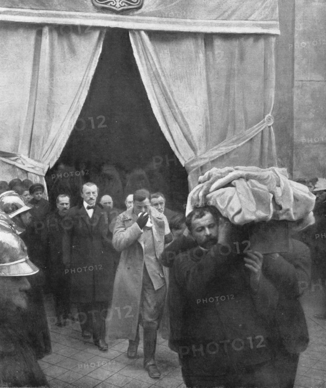 ' "La Guerre a L'Allemande"; un permissionnaire du front, arrive pour trouver son foyer..., 1918. Creator: Jean Clair-Guyot.