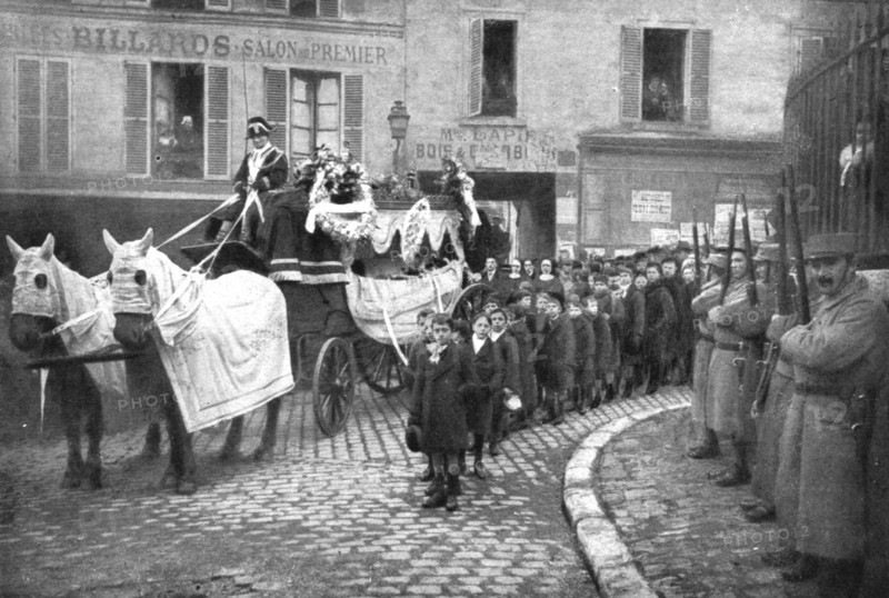 ' "La Guerre a L'Allemande"; les obseques de Marcelle et Lucien Lapie, enfants de huit..., 1918. Creator: Jean Clair-Guyot.