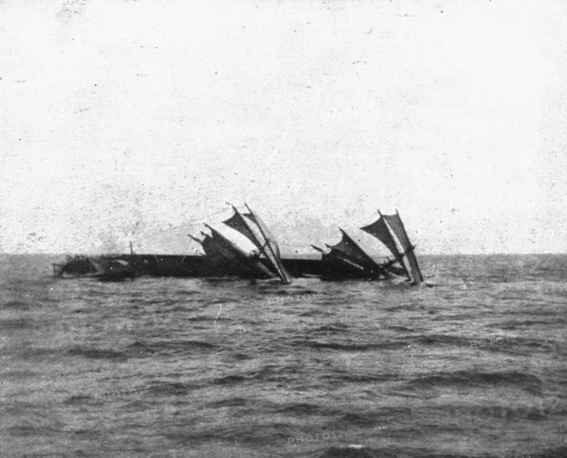 'Les sous-marins allemands a l'Oeuvre; Deux phases de l'agonie d'un voiler', 1918. Creator: Unknown.