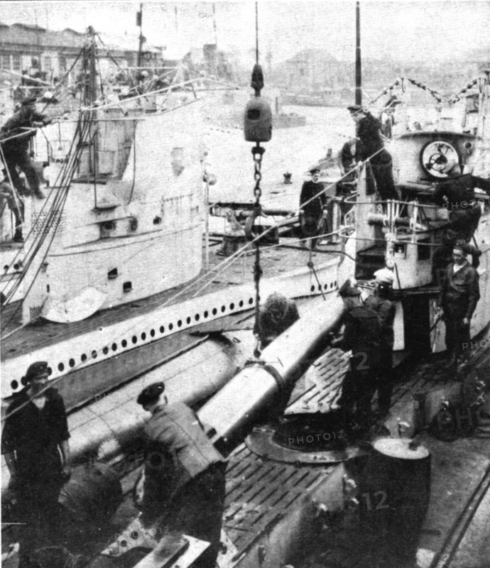 'A bord des sous-marins allemands; Embarquement de mines et torpilles avant le depart pour..., 1918. Creator: Unknown.
