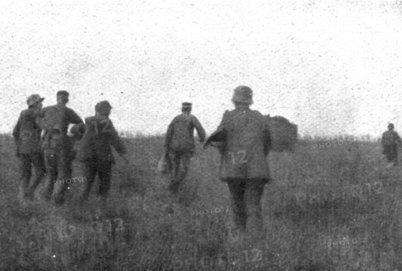 'Notre Artillerie d'Assaut; La Replique de Foch: Au Sud-ouest de Soissons; prisonniers..., 1918. Creator: Unknown.