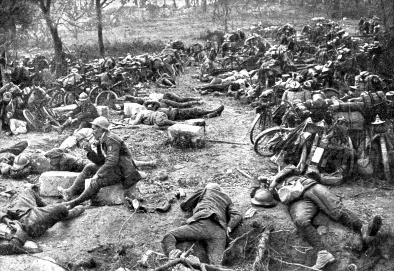 ' Sur le Marne; une compagnie de chasseurs cyclistes faisant la pause, apres une longue..., 1918. Creator: Unknown.