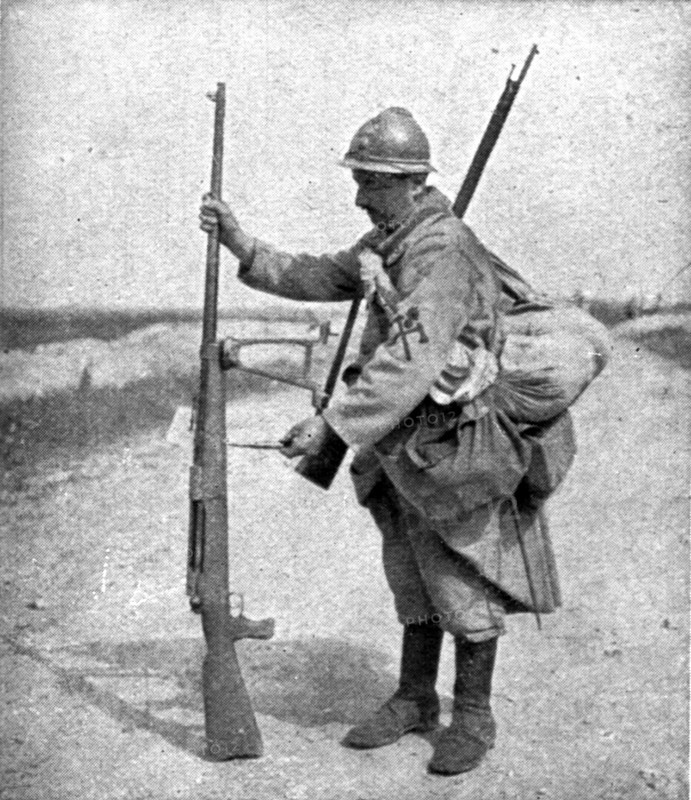 ' Sur le Marne; le fusil allemand contre char d'assaut, examine par un de nos sapeurs', 1918. Creator: Unknown.
