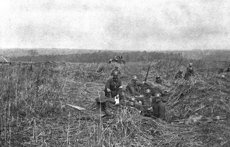 'A travers le champ de bataille; en seconde ligne dans les bles; finie la guerre de..., 1918. Creator: Unknown.