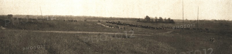 'A l'est de Montdidier; batterie d'artillerie de campagne progressant avec l'infanterie', 1918. Creator: Unknown.