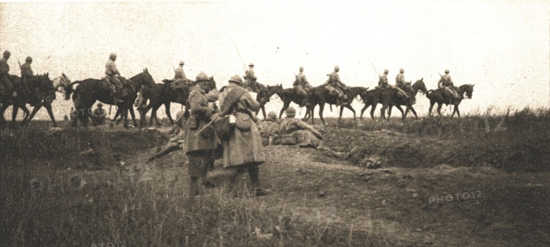 'A l'est de Montdidier; pelotons de dragons en soutien d'infanterie', 1918. Creator: Unknown.