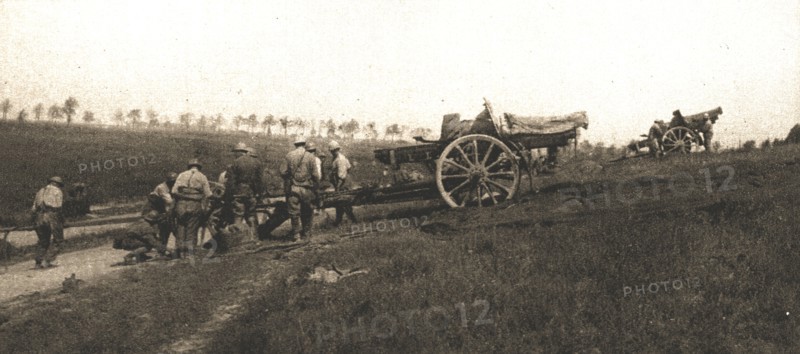 'A l'est de Montdidier; pieces de 155 portees sur des positions avancees', 1918. Creator: Unknown.