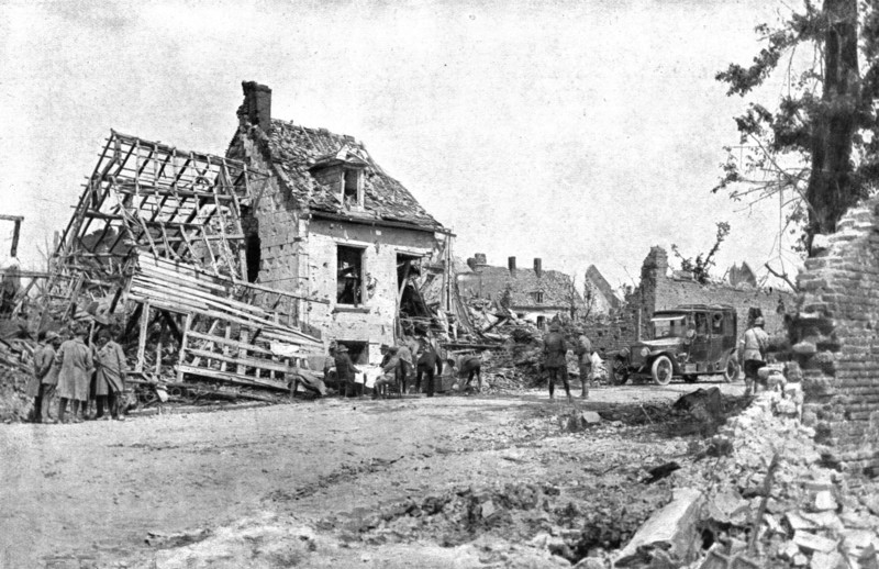 'Dans Montdidier libere; dejeuner de campagne, a l'entre de Montdidier, de M. Clemenceau..., 1918. Creator: Unknown.