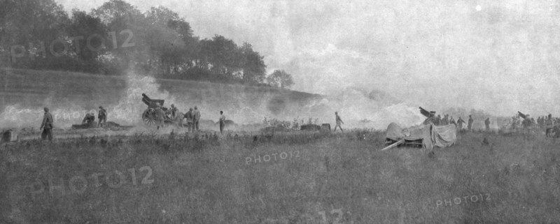 'A travers le champ de bataille; notre avance vers Lassigny: batterie francaise de 155 en..., 1918. Creator: Unknown.