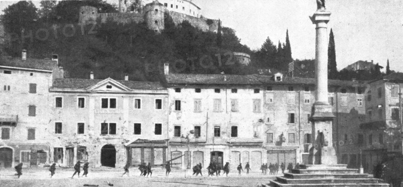 'Victoire Italienne; L'infanterie, prenant possession de la ville, traverse en courant la Piazza Gra Creator: Unknown.