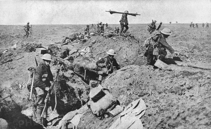'L'Attaque Britannique du 25 septembre 1916; Reserves sortant des tranchees, apres leurs camarades d Creator: Unknown.