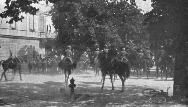 'Victoire Italienne; La cavalerie italienne a Gorizia devant la palais du gouverneur autrichie, le m Creator: Unknown.