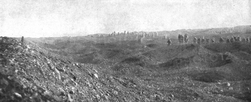 'Notre attaque du 24 octobre 1916; Continuant leur progression, les vagues d'assaut traversent la Pe Creator: Unknown.