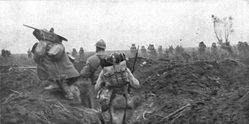 'Notre Attaque du 12 septembre 1916 ; Le depart de l'attaque, a midi trente: la premiere vague attei Creator: Unknown.