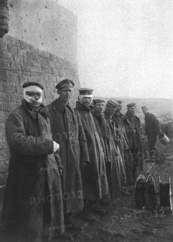 'Notre offensive du 15 decembre 1916; Les Allemands occupant la ferme des Chambrettes se defendirent Creator: Unknown.