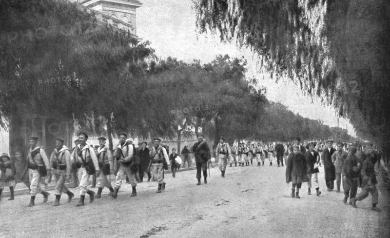'La journee du 1 decembre 1916, A Athenes; L'entrée des marins francais, dans la matinee', 1916. Creator: Unknown.