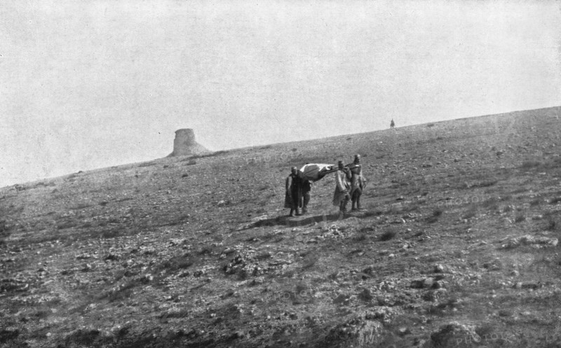 'Notre offensive en Macedoine; La releve des blesses au col de Gornitchevo, a l'Ouest du lac d'Ostro Creator: Unknown.