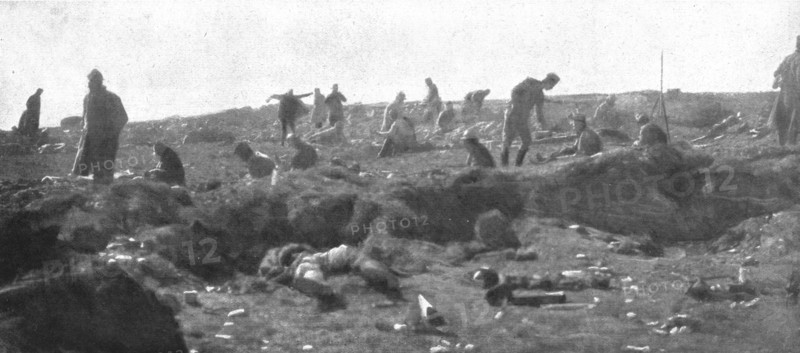 'Autour de la bataille ; Les vainqueurs s'installent et s'organisent au milieu des anciennes tranche Creator: Unknown.