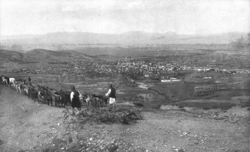 'Sur la route de Monastir ; Monastir, vue des hauteurs du Sud-Ouest ; a l'horizon, les montagnes de  Creator: Unknown.