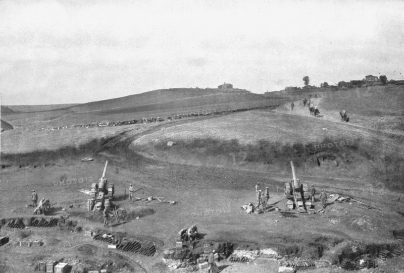 'Sur la Tcherna ; Pieces francaises de 155 long en batterie pour appuyer la progression de l'infante Creator: Unknown.