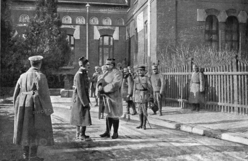 'Aux armees Roumaines ; le general Berthelot, chef de la mission militaire que la France a mise, ave Creator: Unknown.