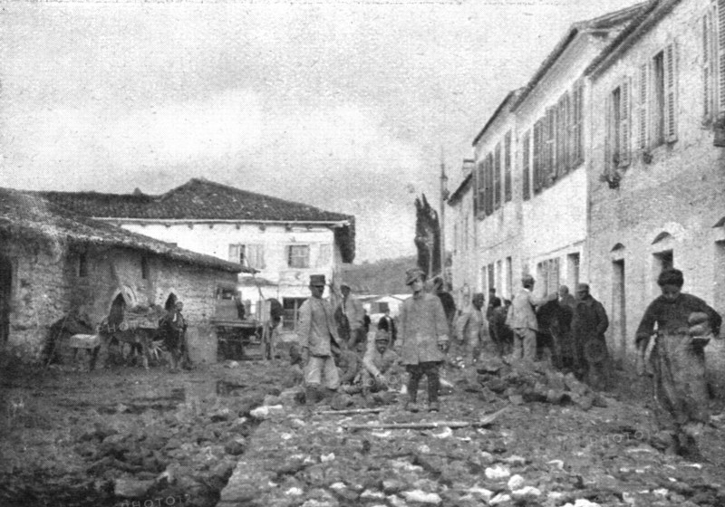 'les Italiens en Albanie ; Territoriaux italiens pavant une rue a Vaona occupee par nos allies depui Creator: Unknown.