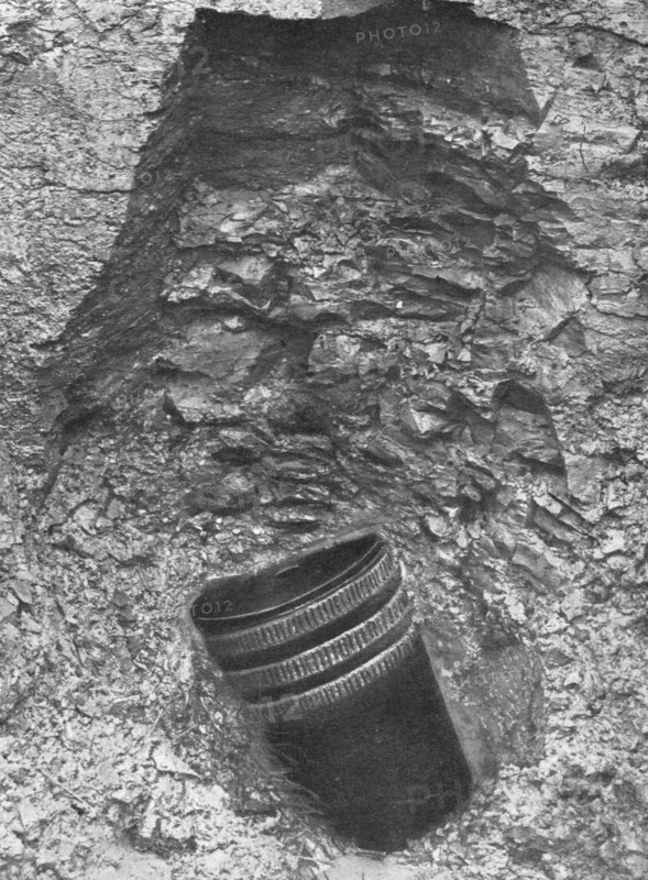 'Contre des villes Ouvertes; L'obus decouvert a 10 metres de profondeur', 1916. Creator: Unknown.