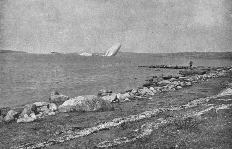 'Echoue sur la cote Norvegienne; L' epave du zeppelin L-20, flottant au gre des vents, au milieu du  Creator: Unknown.