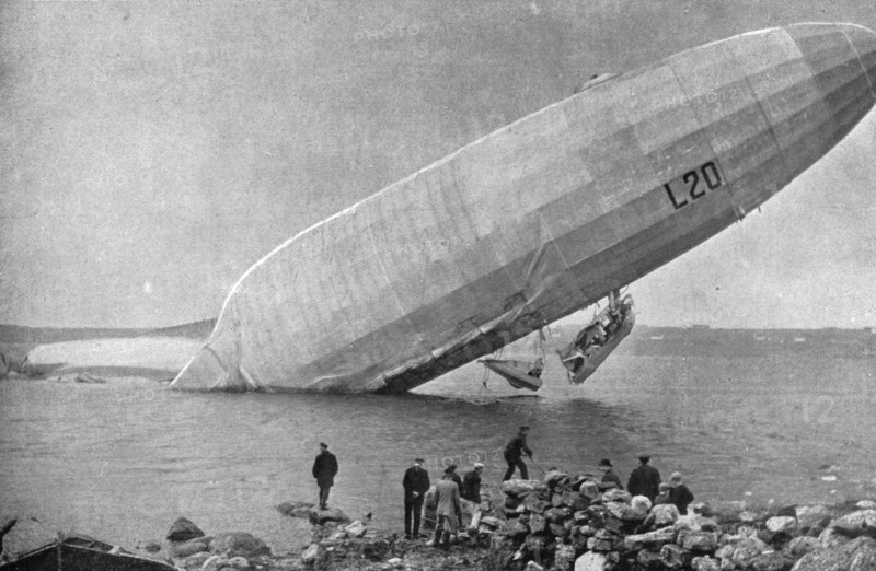 'Echoue sur la cote Norvegienne; En derivant, le zeppelin est venu a la cote; dans la chute, sa nace Creator: Unknown.