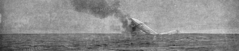 'Canonne, pius torpille en mer; Le zeppelin L-7, abattu le 4 mai 1916, au large de la cote du Slesvi Creator: Unknown.