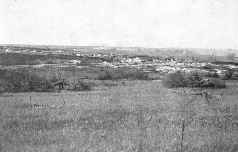 'Le desert derriere l'ennemi; Un coin du "royaume de la mort" ; entre le canal Crozat et la route de Creator: Unknown.